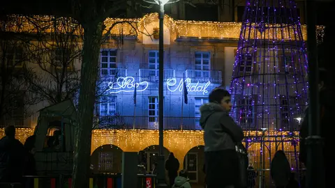 La casa consistorial verinense, y todo su plaza anexa, perfectamente iluminadas. | FOTO: Noelia Caseiro.