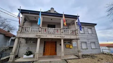 Fachada del Concello de Vilardev&oacute;s en 2024.