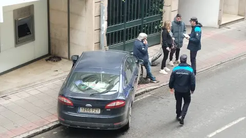 El veh&iacute;culo de la imagen impact&oacute; contra un edificio intentando evitar la colisi&oacute;n con otro autom&oacute;vil.