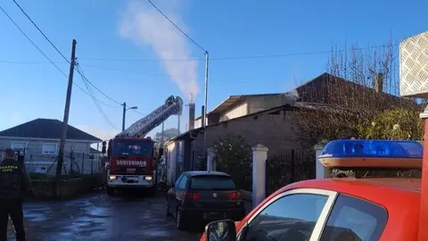 20241227 incendio chimenea bustelo, vilardev&oacute;s_sucesos