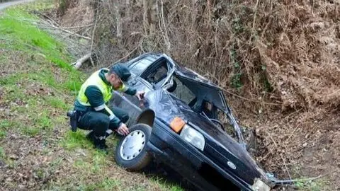 Un agente de la Guardia Civil de Tr&aacute;fico inspecciona el veh&iacute;culo horas despu&eacute;s del accidente.