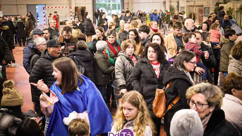 O pavill&oacute;n polideportivo de O&iacute;mbra quedou pequeno este domingo para recibir aos tres Reis Magos de Oriente. | FOTO: Anabel G. Sim&oacute;n.