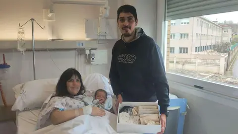 Iria, la peque&ntilde;a Alanna e Iv&aacute;n, en el hospital de Ver&iacute;n.