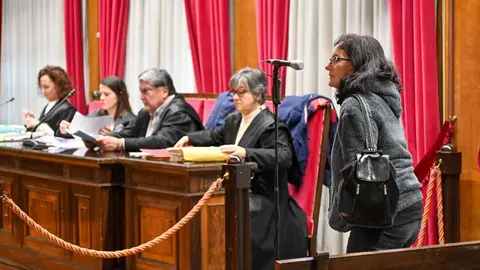 Momento en el que la acusada aceptaba la pena impuesta. | FOTO: Noelia Caseiro.