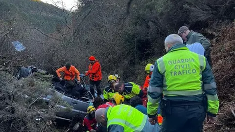 Efectivos de emergencias intentando rescatar al conductor del veh&iacute;culo siniestrado.
