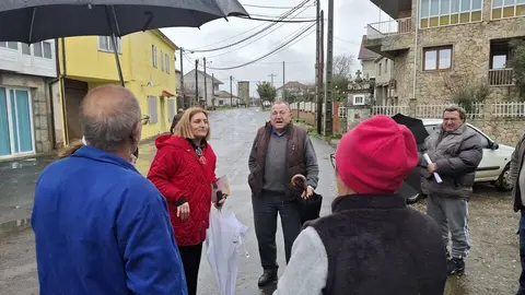 Eva P&eacute;rez, alcaldesa de Vilardev&oacute;s, junto a vecinos en Vilarello da Cota FOTO | Mar&iacute;a Dosantos.