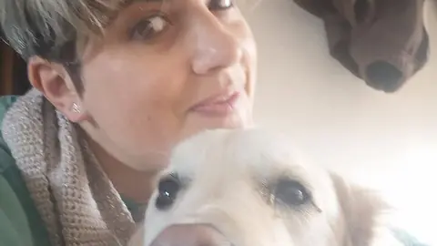 Soraya, co seu inseparable Goku.