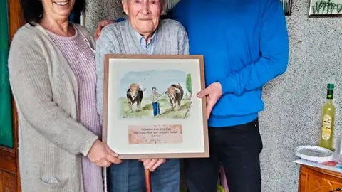 Domingo P&eacute;rez Salgado junto a su familia en su 100 cumplea&ntilde;os.