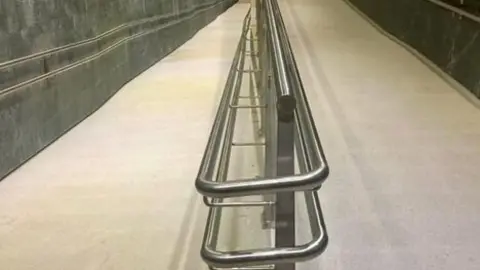 A las personas mayores les cuesta recorrer la extensa rampa dise&ntilde;ada.