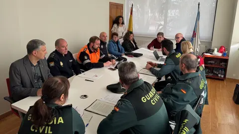 Gerardo Seoane, el alcalde, y Eladio Santos, subdelegado, presidieron la junta local de seguridad.