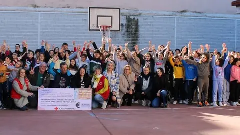 Alumnado de Ver&iacute;n y Viana durante la entrega del cheque a Cruz Vermella dentro de la campa&ntilde;a 'Con V de Valencia'.