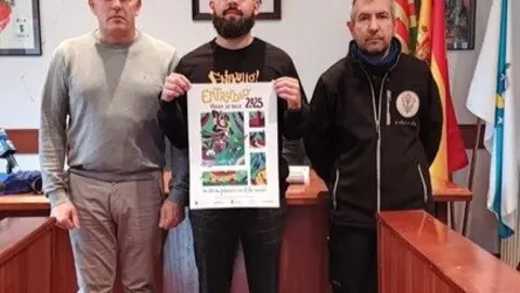 Ganador del cartel del Entrudio 2025 junto a representantes del Concello de Viana do Bolo