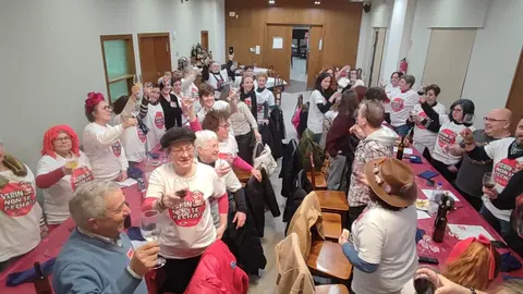 Unas 50 personas celebraron, en el restaurante Castelo, los cinco a&ntilde;os de la reapertura del paritorio verinense. | FOTO: Xos&eacute; Lois Colmenero.