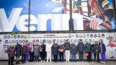 Usuarios y personal de Solleira, delante del gran mural del entroido de Ver&iacute;n. | FOTO: Anabel G. Sim&oacute;n.