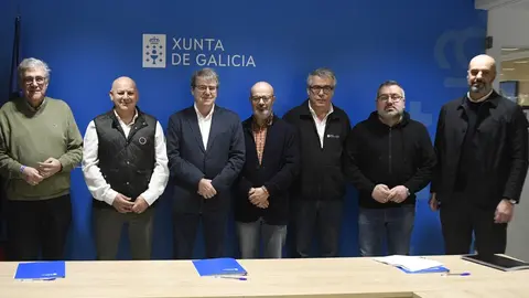 Manuel Rodr&iacute;guez, el Director Xeral de Montes -tercero por la derecha-, con el resto de convocados a la reuni&oacute;n.