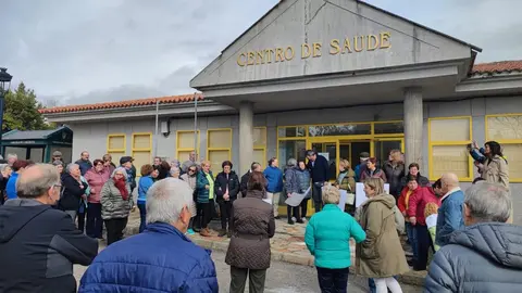 20250224 Concentraci&oacute;n A Mezquita pola falta de m&eacute;dico