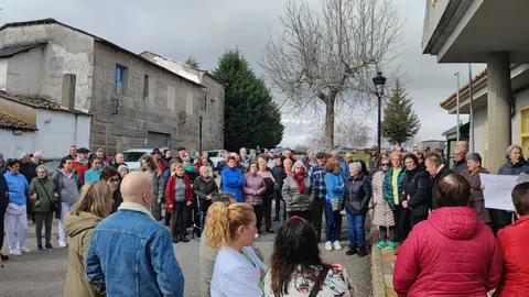 20250224 Concentraci&oacute;n A Mezquita pola falta de m&eacute;dico02