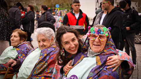 Archivo: Los mayores de la residencia Solleira disfrutando de un desfile. | FOTO: Anabel G. Sim&oacute;n.