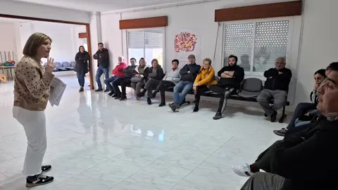 La alcaldesa de Vilardev&oacute;s durante su reuni&oacute;n con comerciantes del Concello