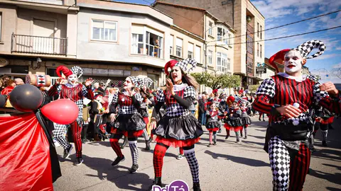 Una de las comparsas m&aacute;s multitudinarias que hizo su desfile con una cuidada coreograf&iacute;a. | FOTO: Anabel G. Sim&oacute;n.