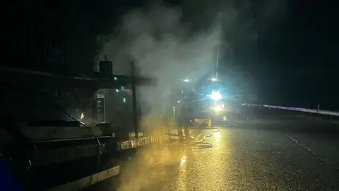 El fuego iniciado en un neum&aacute;tico acab&oacute; calcinando por completo el semirremolque. | FOTO: Guardia Civil.