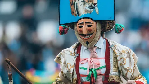Un cigarr&oacute;n corriendo por Bala&iacute;dos, en el homenaje del Celta al Entroido gallego. | FOTO: RC Celta de Vigo.