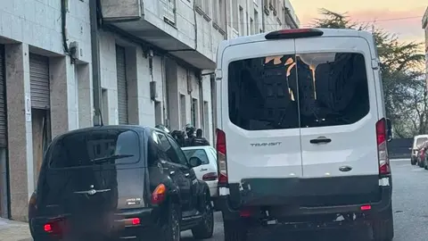 Agentes de la Guardia Civil accediendo al domicilio en Ver&iacute;n