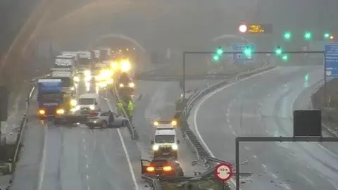 Imagen del accidente ocurrido en la A-52 extra&iacute;da de las c&aacute;maras de la DGT.