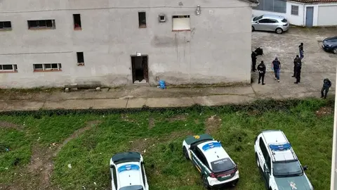 Varios agentes, en la vivienda registrada a la altura del 115 de la avenida de Portugal. 20250319 Operaci&oacute;n antidroga en Ver&iacute;n