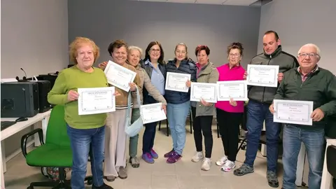 Alumnado de los cursos de capacitaci&oacute;n digital en O&iacute;mbra y O Rosal.