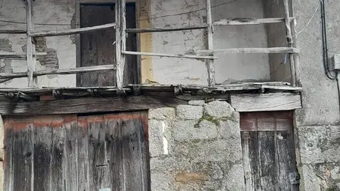 Estado da Casa Reitoral de Vilardecervos, no Concello de Vilardev&oacute;s.