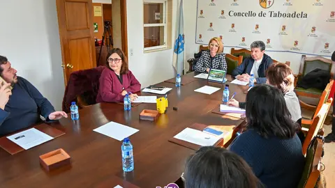 Reuni&oacute;n con los diferentes ayuntamientos participantes en "Re-Habilita Rural Lab" | FOTO: Noelia Caseiro.