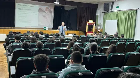 20250325 JEs&uacute;s Manuel Garc&iacute;a, director UNED OU, explica IES Ver&iacute;n, Taboada Chivite