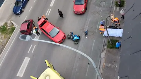 Los servicios sanitarios prestan atenci&oacute;n al motorista accidentado en la colisi&oacute;n.