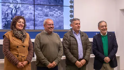 20250407 Festival Medieval Viana do Bolo, presentaci&oacute;n: De esquerda a dereita: Mar&iacute;a Jes&uacute;s Movilla, presidenta da Coral Candea de Viana, C&eacute;sar Fern&aacute;ndez, deputado de Cultura,  Marcos Mart&iacute;nez, concelleiro de Cultura de Viana do Bolo, e , Xos&eacute; Lois Foxo, director da Escola Provincial de Gaitas.