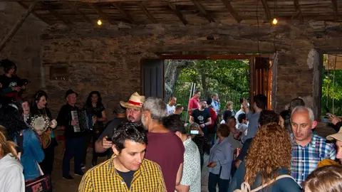 Los tres ingredientes perfectos: Vino, comida y m&uacute;sica tradicional, en una de las Covas de Seadur. | FOTO: Facebook As Covas de Seadur