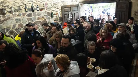 Unha das covas, ata a bandeira de visitantes dispostos a desfrutar do bo vi&ntilde;o e comida. | FOTO: &Aacute;lex Nieves.