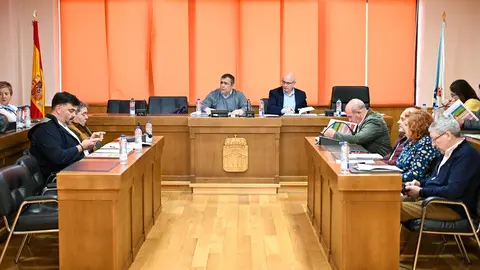Su&aacute;rez Mart&iacute;nez, presidiendo la asamblea de la Mancomunidad en la que se aprobaron los presupuestos del 2025. | FOTO: Noelia Caseiro.