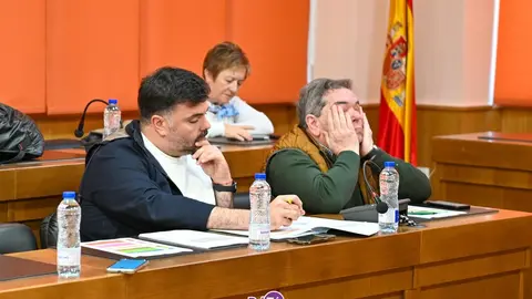 Gerardo Seoane, llev&aacute;ndose las manos a la cara en el pleno de la Mancomunidad de este martes. | FOTO: Noelia Caseiro.