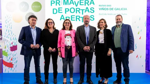 Ana Mar&iacute;a Villarino, de rosa, represent&oacute; a la comarca de Monterrei en la presentaci&oacute;n.