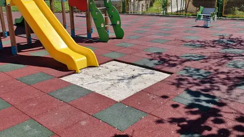 Lousas levantadas no parque infantil de Vilardev&oacute;s | FOTO: Concello de Vilardev&oacute;s.