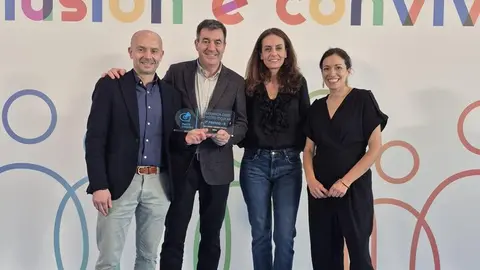20250424 IES Xes&uacute;s Taboada Chivite recolle premio convivencia 0acoso escolar 2025 C&eacute;sar S&aacute;nchez, Rom&aacute;n Rodr&iacute;guez, conselleiro, Judith Fern&aacute;ndez, DX Innovaci&oacute;n educativa