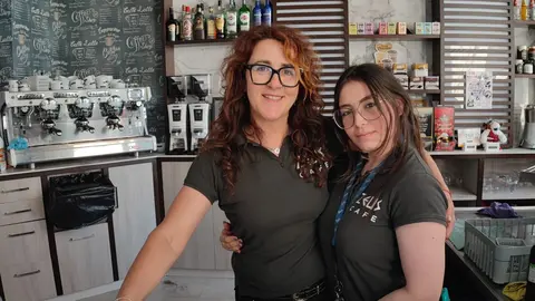 En los bares, sus camareras y camareros no sirven caf&eacute;s. | FOTO: Xos&eacute; Lois Colmenero.