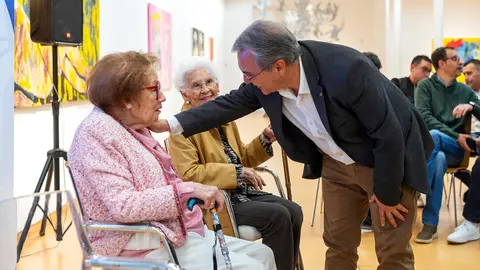 &ldquo;OURENSE, CLAVE DA LONXEVIDADE. O FEN&Oacute;MENO DAS PERSOAS CENTENARIAS&rdquo;
O presidente provincial, Luis Menor, interv&eacute;n na xornada de presentaci&oacute;n do estudio &ldquo;Ourense, clave da lonxevidade. O fen&oacute;meno das persoas centenarias&rdquo;. No Centro Cultural Marcos Valc&aacute;rcel. Tam&eacute;n participan Robero Fernandez  e Pablo Garc&iacute;a (responsables do estudo) e as centenarias Laura Fern&aacute;ndez e Elisa Soria.