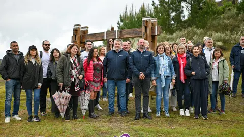 Grupo de visitantes y representantes pol&iacute;ticos en la ruta 'Primavera de Puertas Abiertas'. FOTOS: Noelia Caseiro.