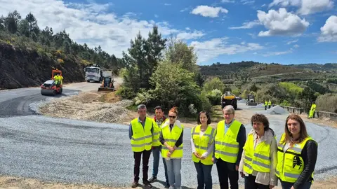 Manuel Pardo -tercero por la derecha-, con la alcaldesa Eva Barrio -segunda por la derecha-, en la curva "Espa&ntilde;a".