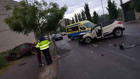 La colisi&oacute;n envi&oacute; a uno de los veh&iacute;culos intervinientes fuera de la calzada.