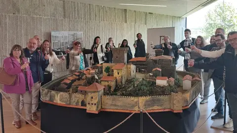 El brindis del D&iacute;a del Vino D.O. tuvo lugar alrededor de la maqueta de la fortaleza, en el auditorio. | FOTO: Xos&eacute; Lois Colmenero.