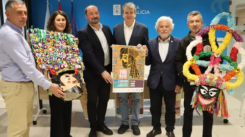 O director xeral de Turismo de Galicia, Xos&eacute; Merelles, e o delegado territorial da Xunta en Ourense, Manuel Pardo, posan xunto ao cartel da ViBoMask acompa&ntilde;ados por outros representantes locais dos concellos de Vilari&ntilde;o de Conso e Viana do Bolo.