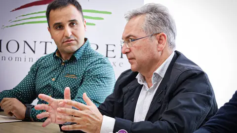 Luis Menor, el presidente de la Deputaci&oacute;n, con el tambi&eacute;n presidente de la D.O. Manuel V&aacute;zquez. | FOTO: Anabel G. Sim&oacute;n.